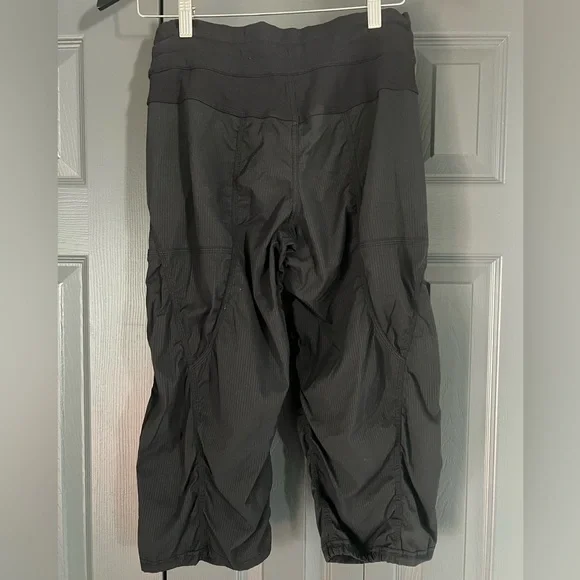 L-107 🍋 Lululemon 🍋 Dance Studio Crop 🔥 Gorgeous 🔥 - Picture 8 of 9